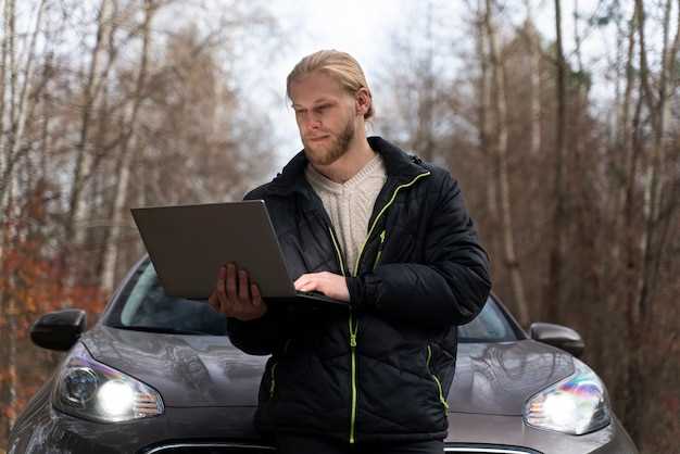 Дуэйн «Скала» Джонсон не смог поместиться в Porsche Taycan, что привело к срыву съемок фильма